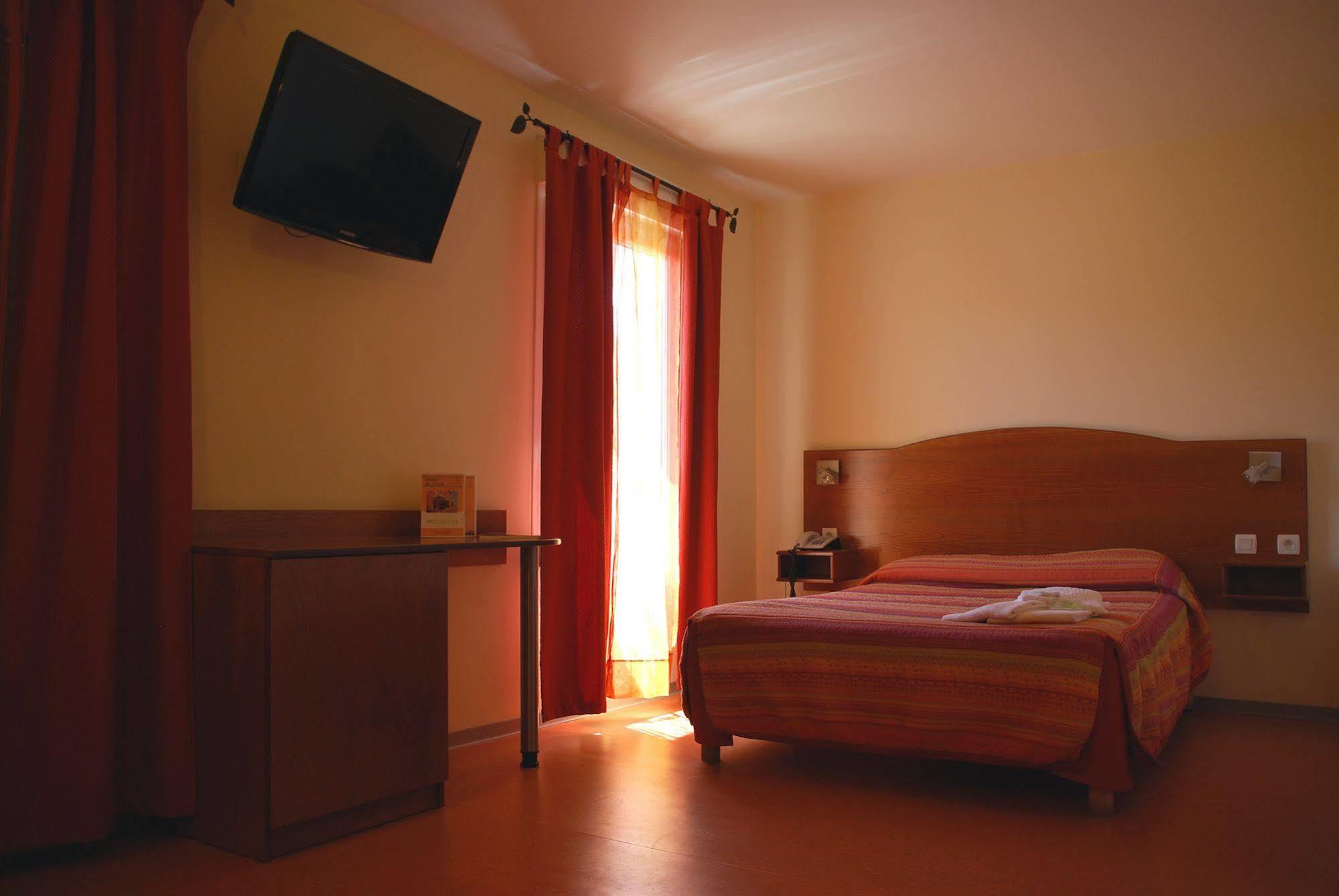 Hotel De L'Orb Bédarieux Екстериор снимка